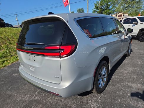 Used 2023 Chrysler Pacifica Touring-L AWD/4WD image 4