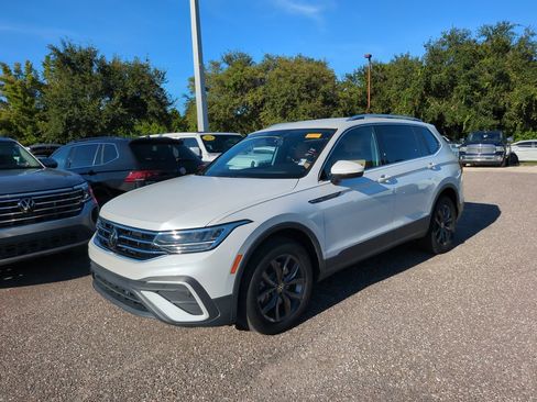 Used 2023 Volkswagen Tiguan SE FWD image 2