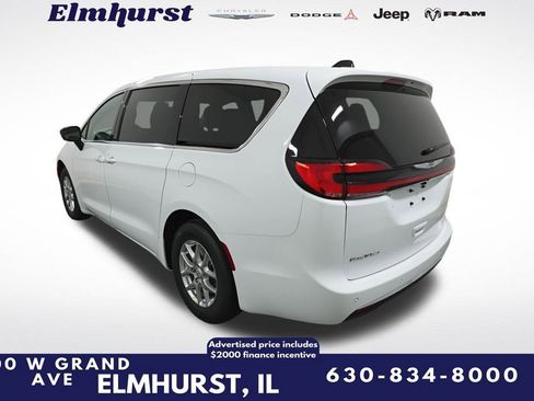 New 2026 Chrysler Pacifica Select image 3