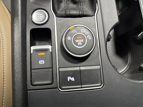 Used 2020 Volkswagen Atlas Cross Sport SE AWD/4WD image 25