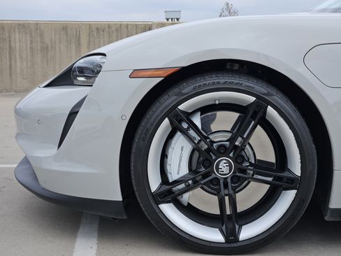 Used 2021 Porsche Taycan image 13