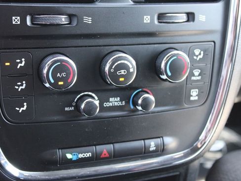 Used 2018 Dodge Grand Caravan SE FWD image 37