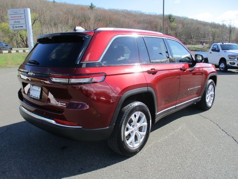 Used 2023 Jeep Grand Cherokee Limited w/ Luxury Tech Group II AWD/4WD image 5