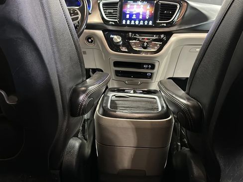 Used 2017 Chrysler Pacifica Touring-L Plus FWD image 24