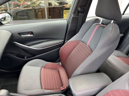 Used 2025 Toyota Corolla SE w/ SE Premium Package FWD image 19