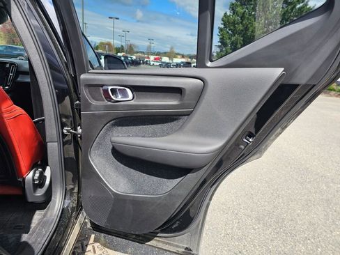 Used 2020 Volvo XC40 T5 Momentum w/ Protection Package Premier AWD/4WD image 14