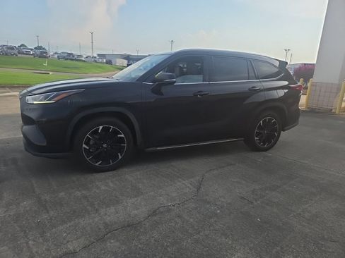 Used 2021 Toyota Highlander Limited FWD image 4