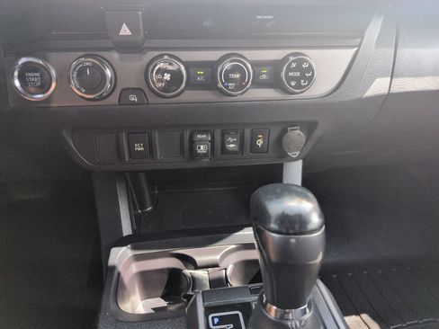 Used 2018 Toyota Tacoma TRD Off-Road AWD/4WD image 18