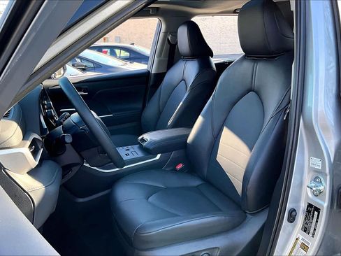 Certified 2025 Toyota Highlander XLE image 8