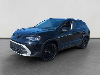 Used 2025 Volkswagen Taos SE w/ Panoramic Sunroof Package