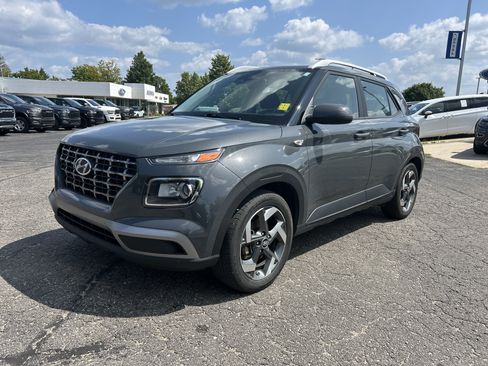 Used 2024 Hyundai Venue SEL FWD image 8