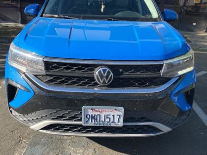 Used 2022 Volkswagen Taos SE w/ Panoramic Sunroof Package