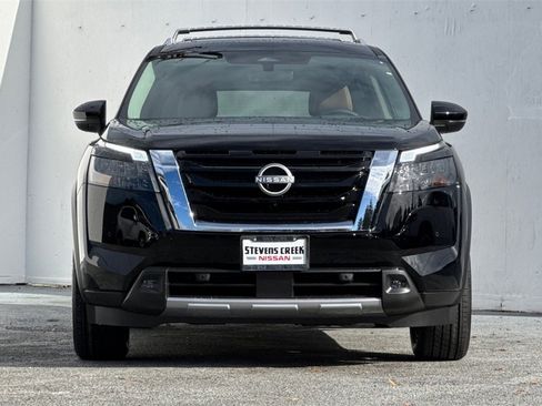 New 2025 Nissan Pathfinder Platinum image 3