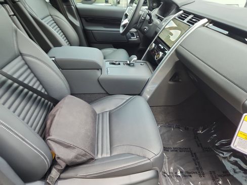 Used 2025 Land Rover Discovery S image 3