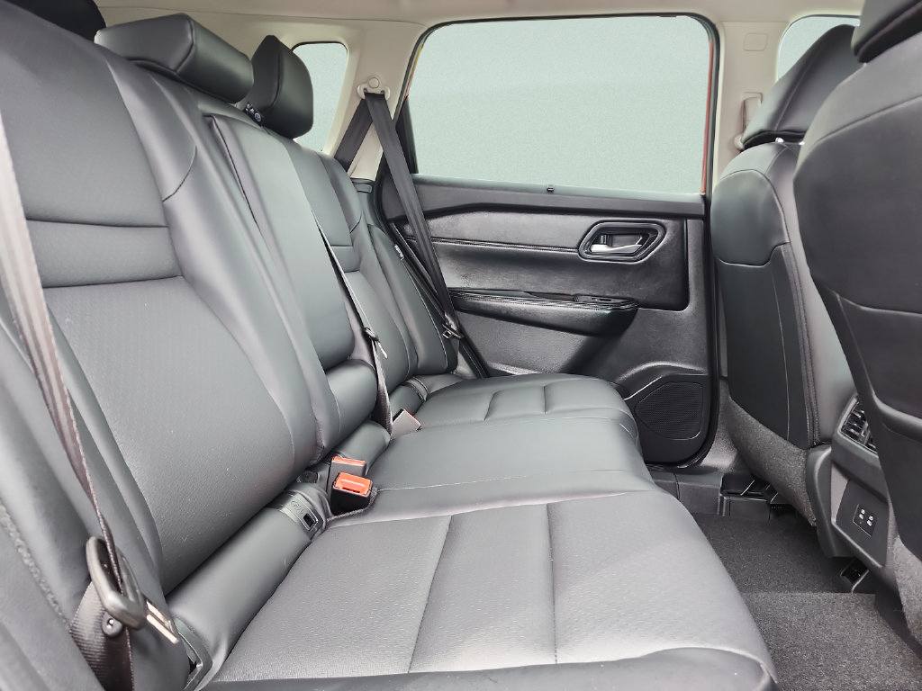 Used 2025 Nissan Rogue SV w/ SV Premium Package FWD image 33