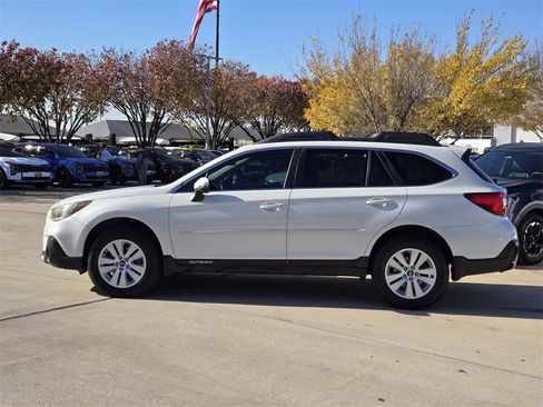Used 2018 Subaru Outback 2.5i Premium image 12