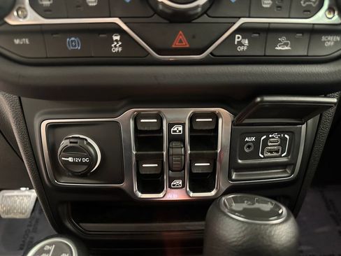 Used 2025 Jeep Wrangler Unlimited Sahara w/ Safety Group AWD/4WD image 37