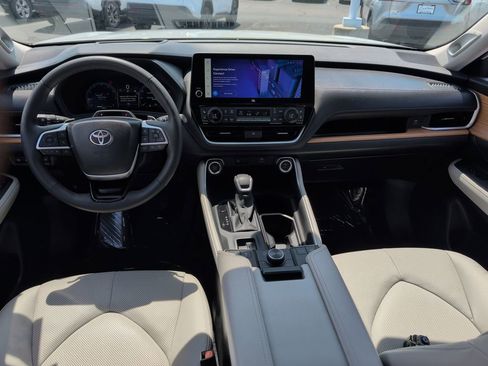 Certified 2025 Toyota Grand Highlander AWD image 13