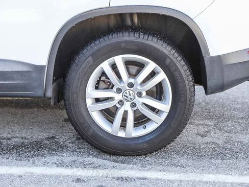 Used 2017 Volkswagen Tiguan S image 10