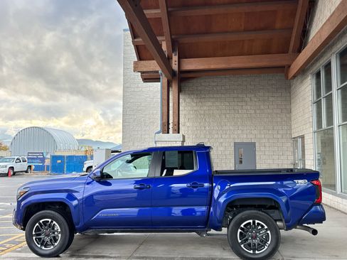 Used 2025 Toyota Tacoma TRD Sport image 2