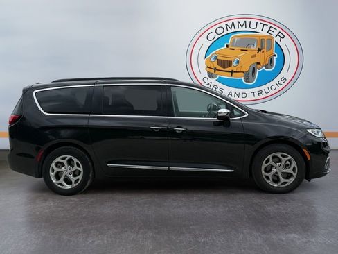 Used 2023 Chrysler Pacifica Limited FWD image 7