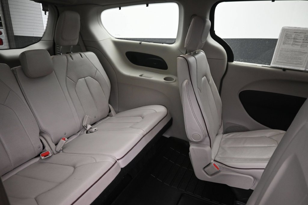 Used 2020 Chrysler Pacifica Limited FWD image 11