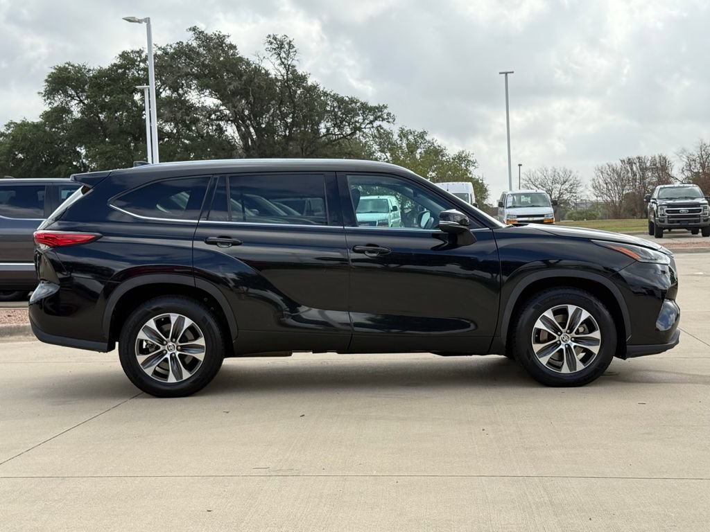 Used 2021 Toyota Highlander XLE FWD image 4