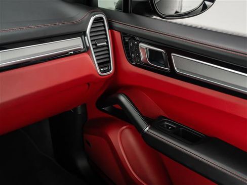 Used 2023 Porsche Cayenne Platinum Edition image 34