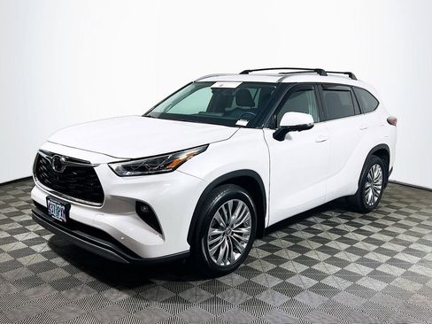 Certified 2024 Toyota Highlander Platinum AWD/4WD image 4