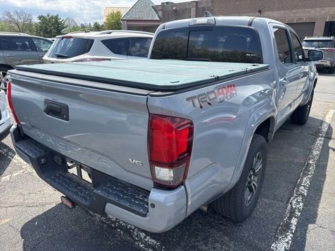 Used 2018 Toyota Tacoma TRD Sport AWD/4WD image 9