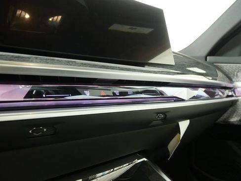 Used 2026 BMW 750e xDrive w/ Executive Package image 22