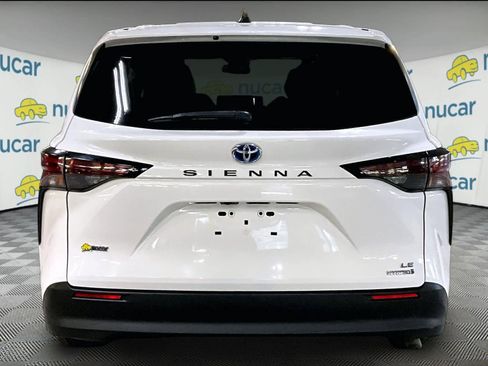 Used 2024 Toyota Sienna LE image 5