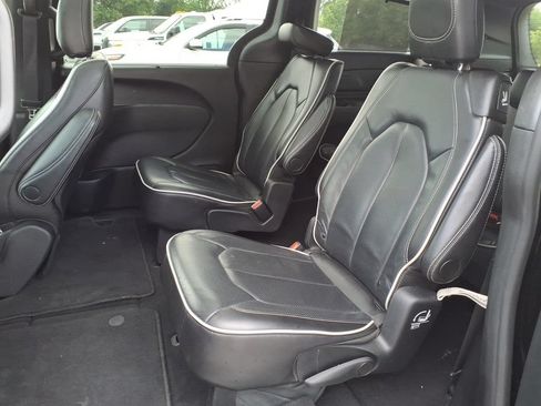Used 2025 Chrysler Pacifica Limited FWD image 20