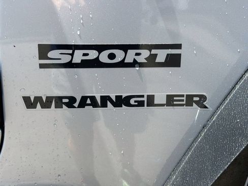 Used 2016 Jeep Wrangler Sport w/ Connectivity Group AWD/4WD image 11