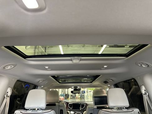 Used 2017 Chrysler Pacifica Limited FWD image 31