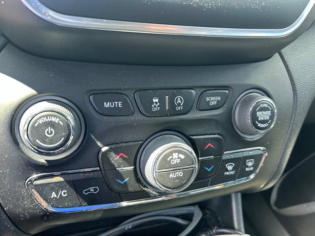Certified 2023 Jeep Cherokee Altitude Lux w/ Mopar Interior Package AWD/4WD image 6