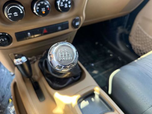Used 2012 Jeep Wrangler Unlimited Rubicon w/ Connectivity Group AWD/4WD image 27