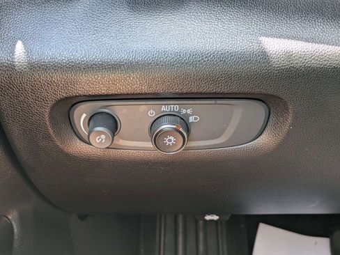 Used 2023 Chevrolet Traverse LT FWD image 23