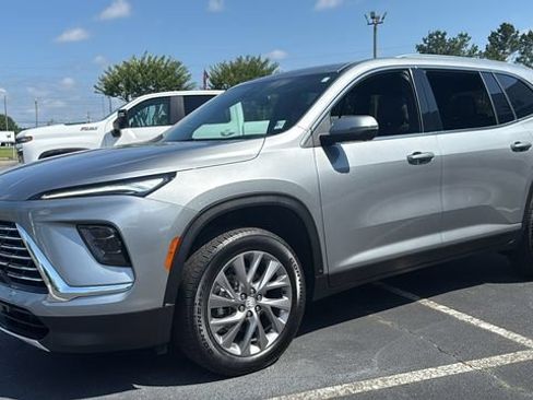 Used 2025 Buick Enclave Preferred FWD image 3