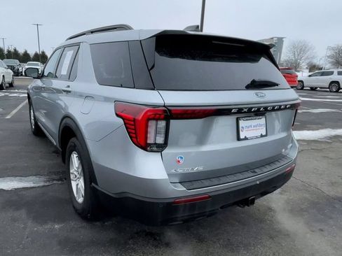 Used 2025 Ford Explorer Active AWD/4WD image 8