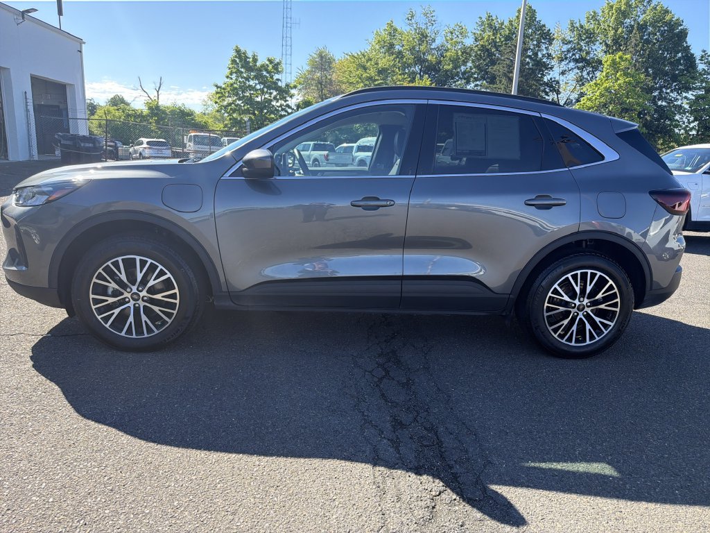 Used 2025 Ford Escape SE FWD image 2