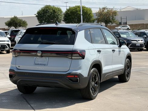 New 2026 Volkswagen Taos SE FWD image 4