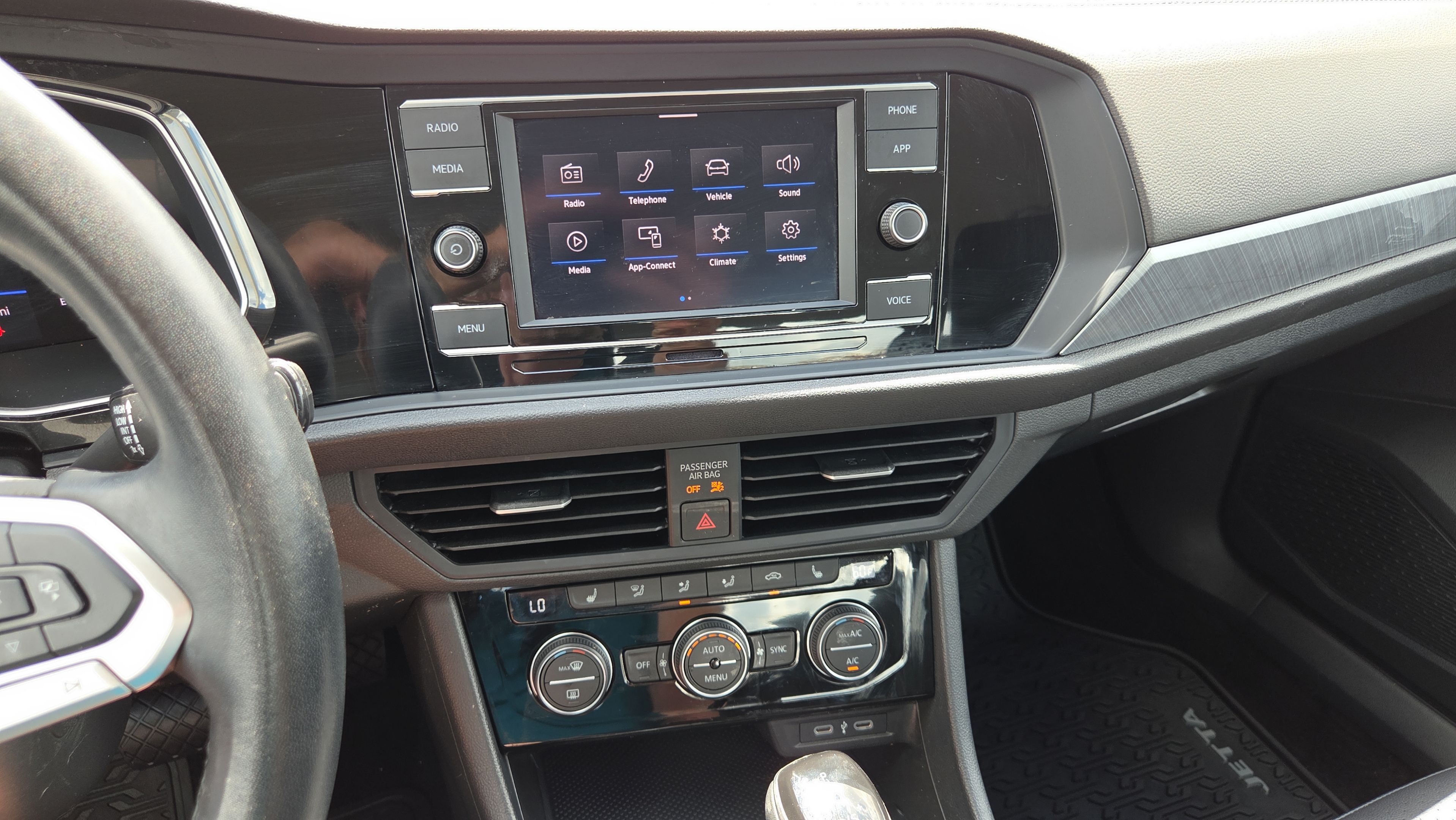 Used 2024 Volkswagen Jetta SE FWD image 17
