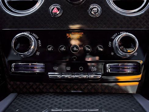 Used 2022 Rolls-Royce Cullinan Black Badge w/ Dark Exterior Package image 64