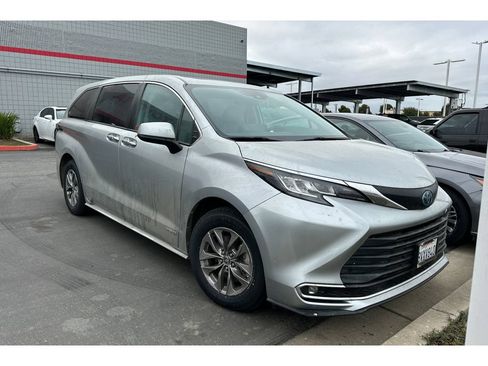 Certified 2021 Toyota Sienna XLE FWD image 2