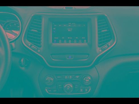 Used 2019 Jeep Cherokee Latitude Plus FWD image 18