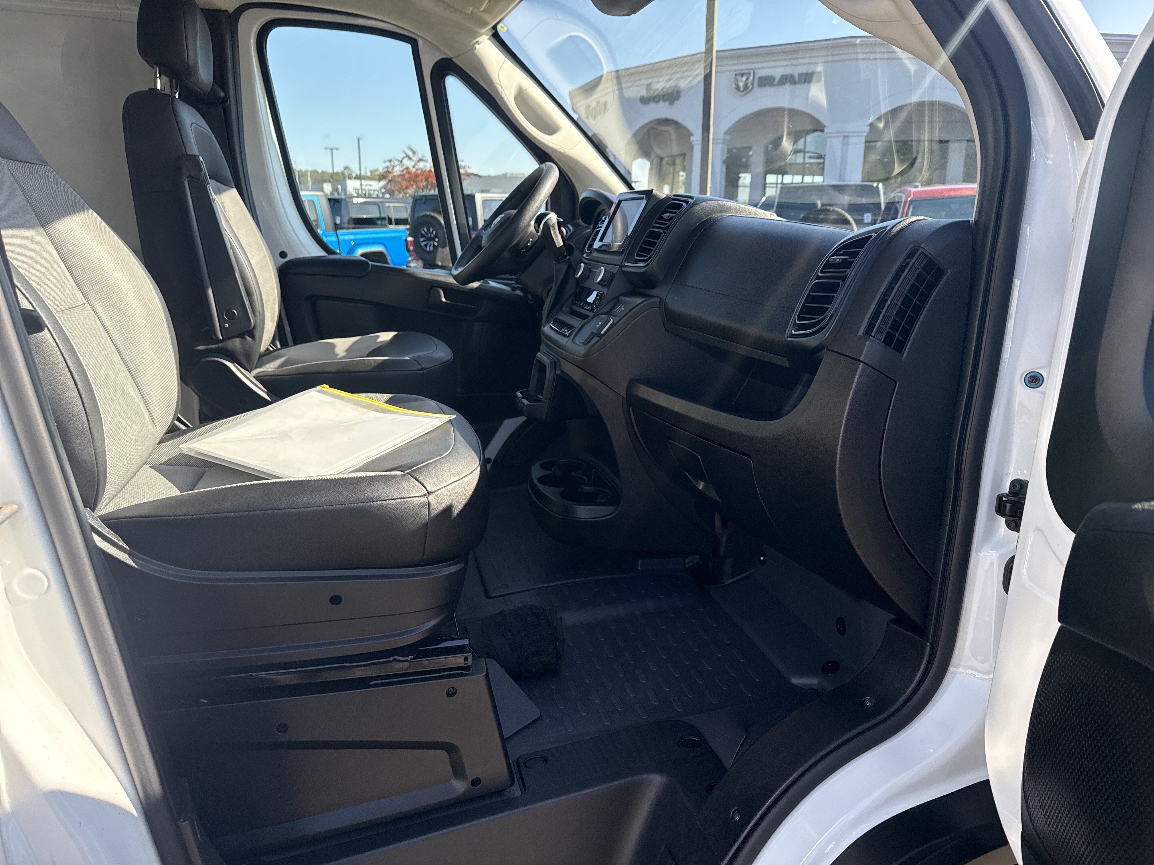 Used 2024 RAM ProMaster 2500 w/ Convenience Group FWD image 13