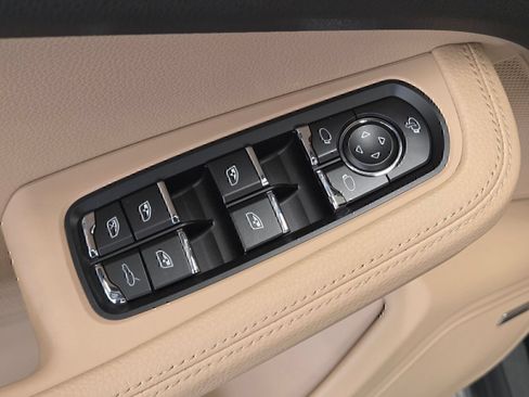 Certified 2026 Porsche Macan AWD/4WD image 15