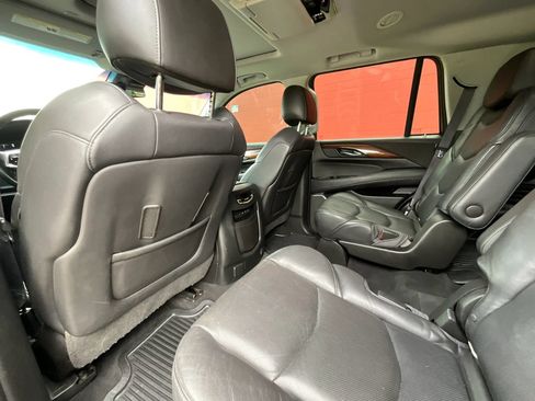 Used 2017 Cadillac Escalade Luxury AWD/4WD image 11