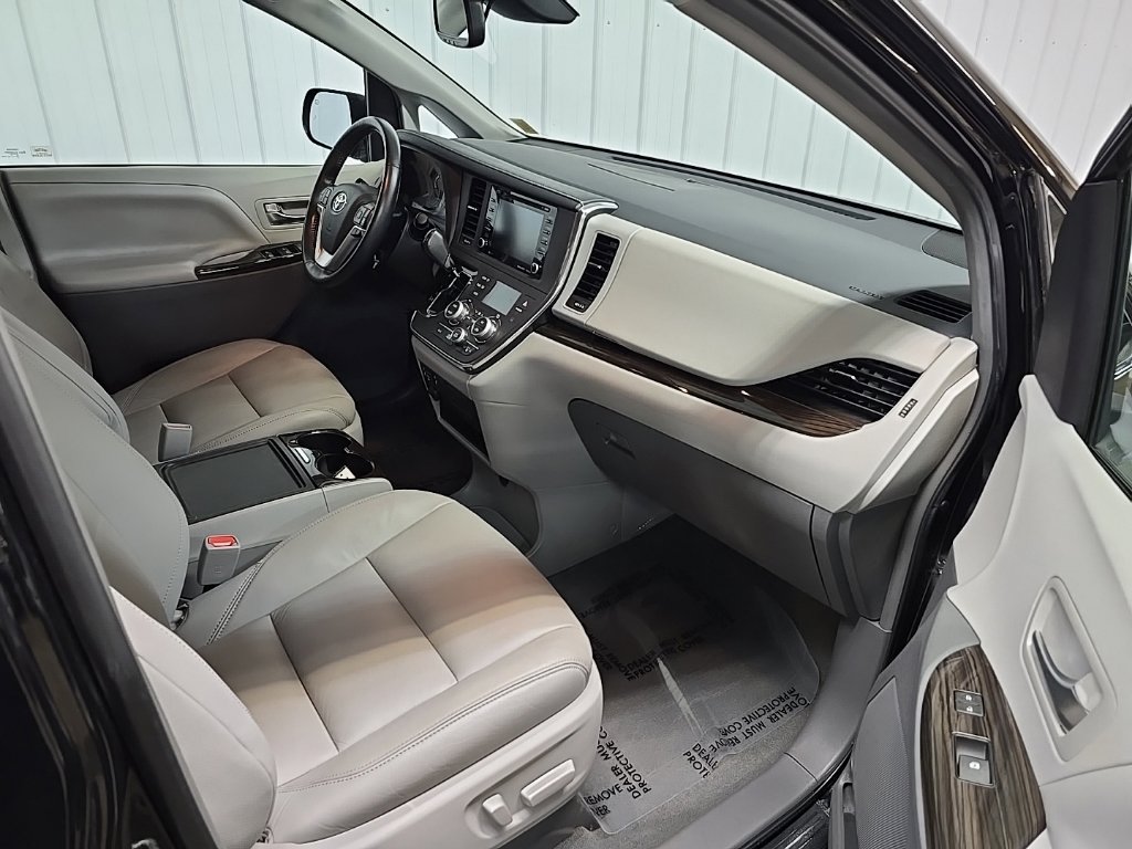 Used 2019 Toyota Sienna XLE w/ XLE Navigation Package FWD image 16
